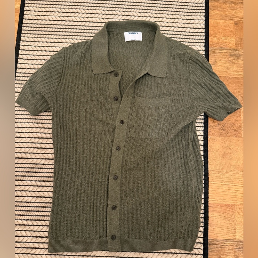 Men’s Old Navy Textured Button-Down Sweater size Small and never worn